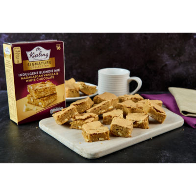 Signature Baking Madagascan Vanilla & White Chocolate Blondie Cake Mix 368g thumbnail 4