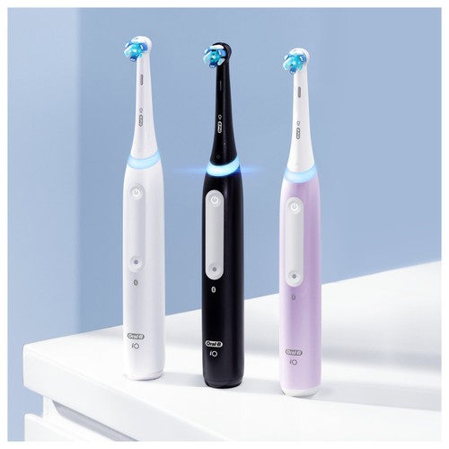 Oral-B iO4 Black & White Electric Toothbrush Duo Pack + Travel Case thumbnail 6