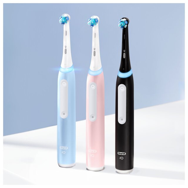 Oral-B iO3 Black & Blue Electric Toothbrush Duo Pack + Travel Case) thumbnail 6