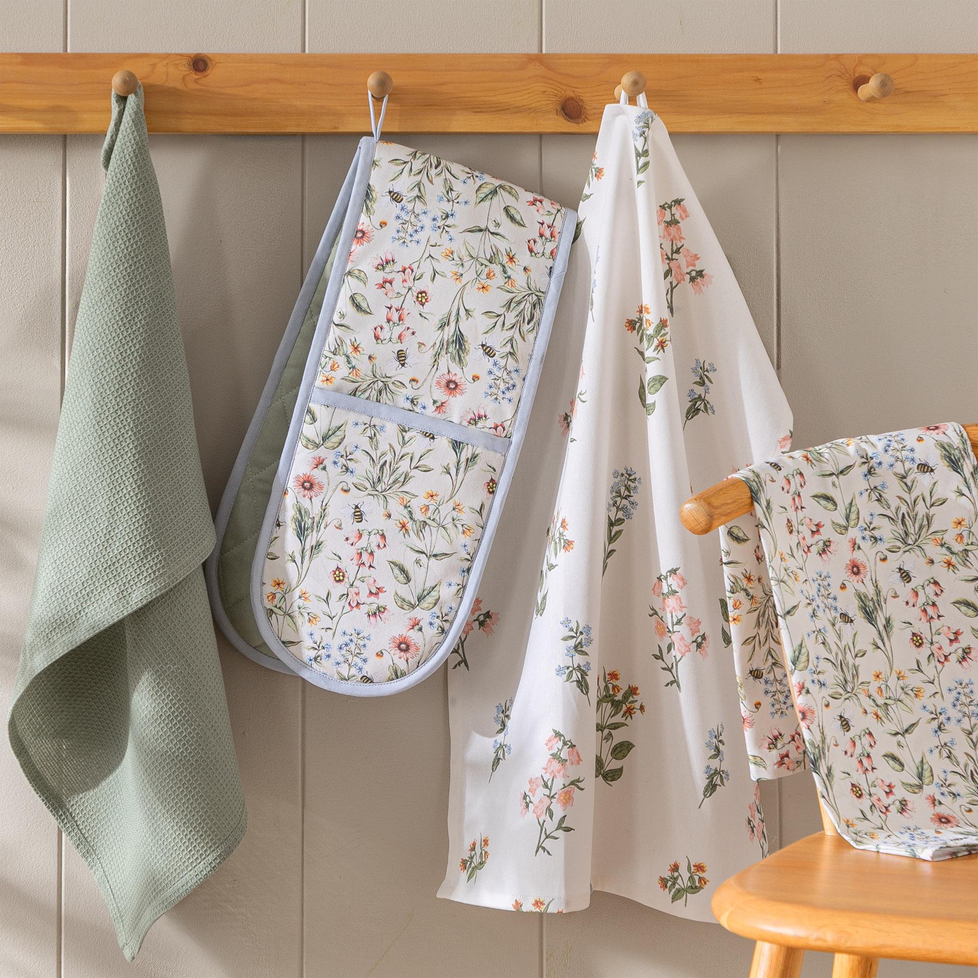 Sainsbury's Home Bee Floral Double Oven Gloves thumbnail 2