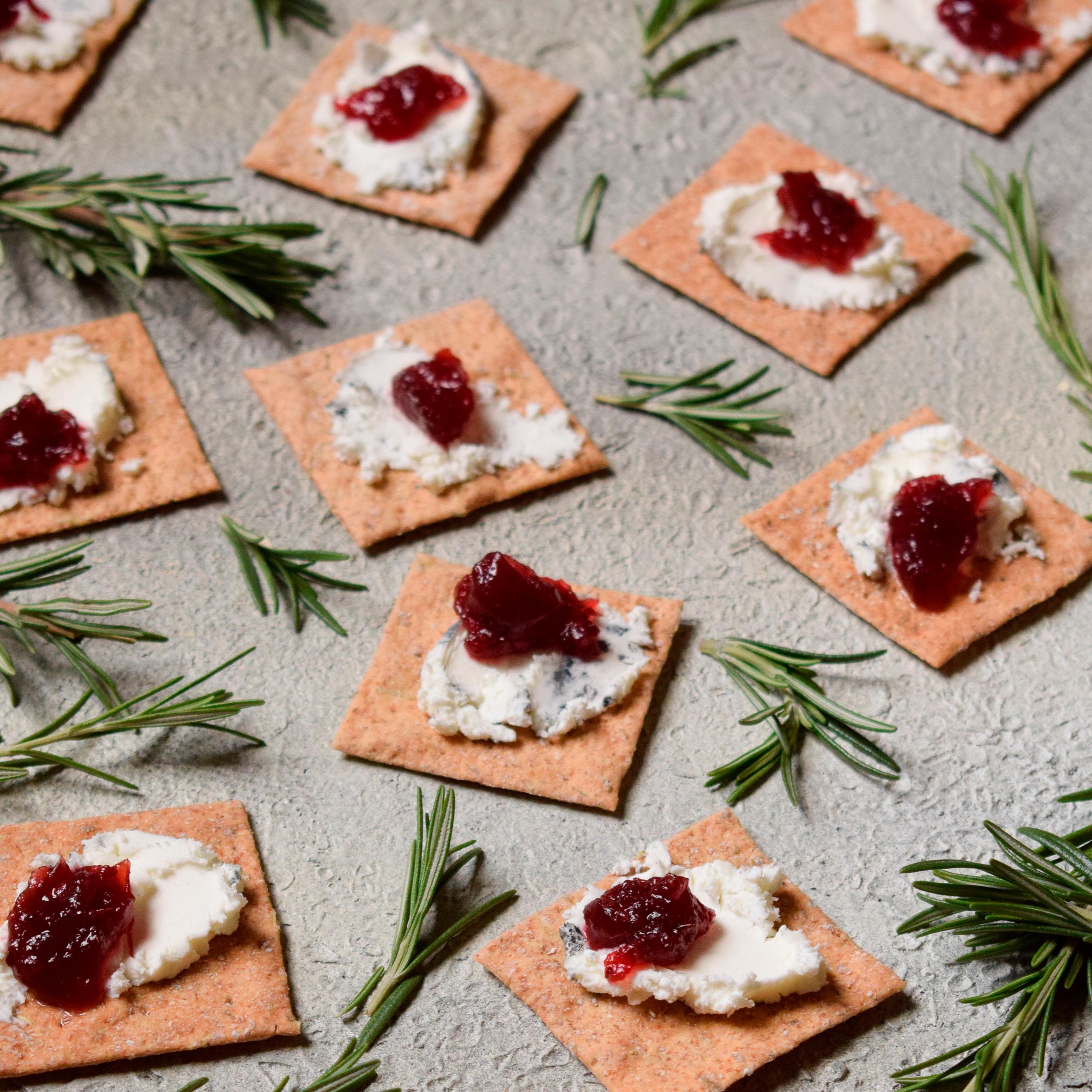 Peter's Yard Rosemary & Sea Salt Sourdough Crackers 90g thumbnail 4