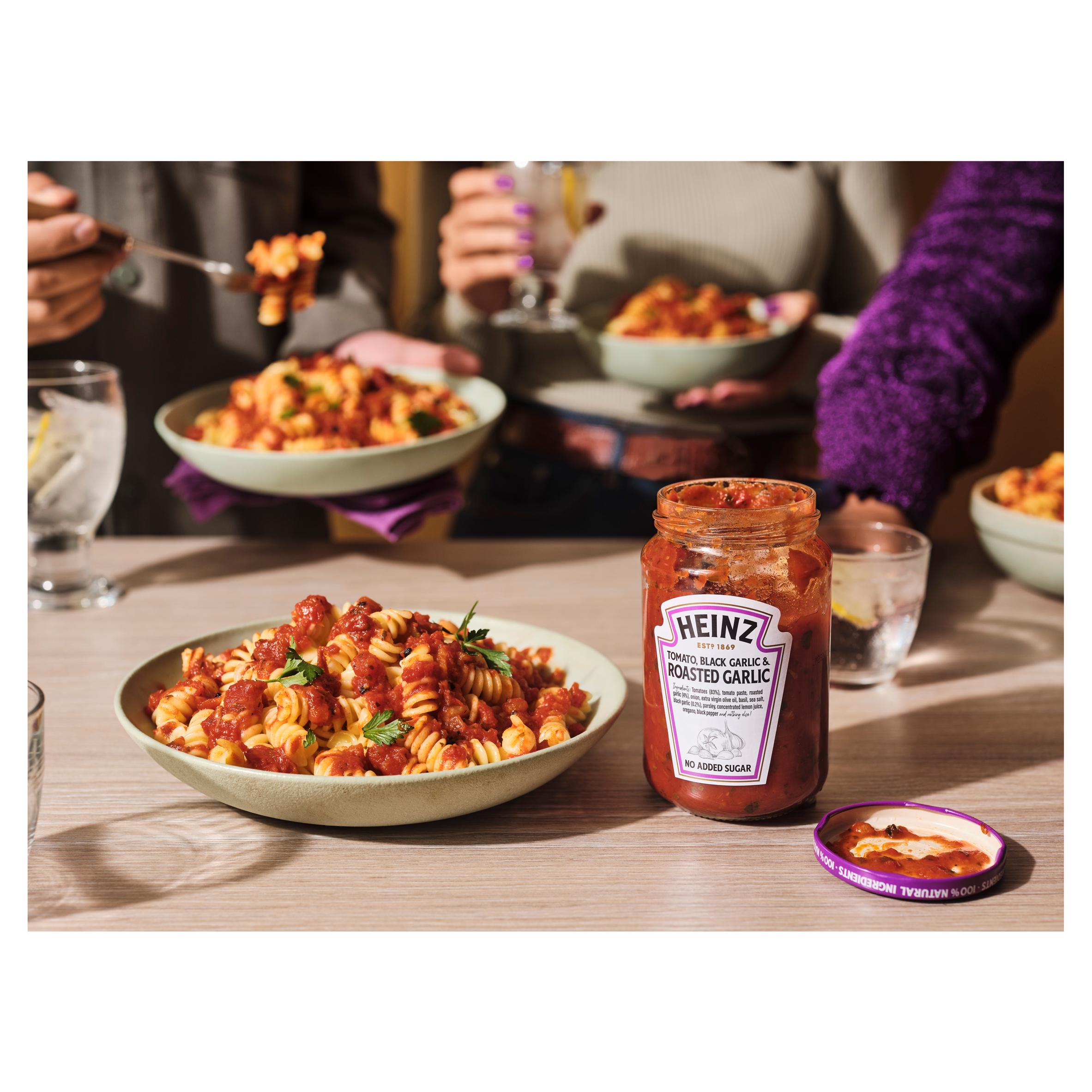 Heinz Tomato Black Garlic & Roasted Garlic Pasta Sauce 350g thumbnail 3