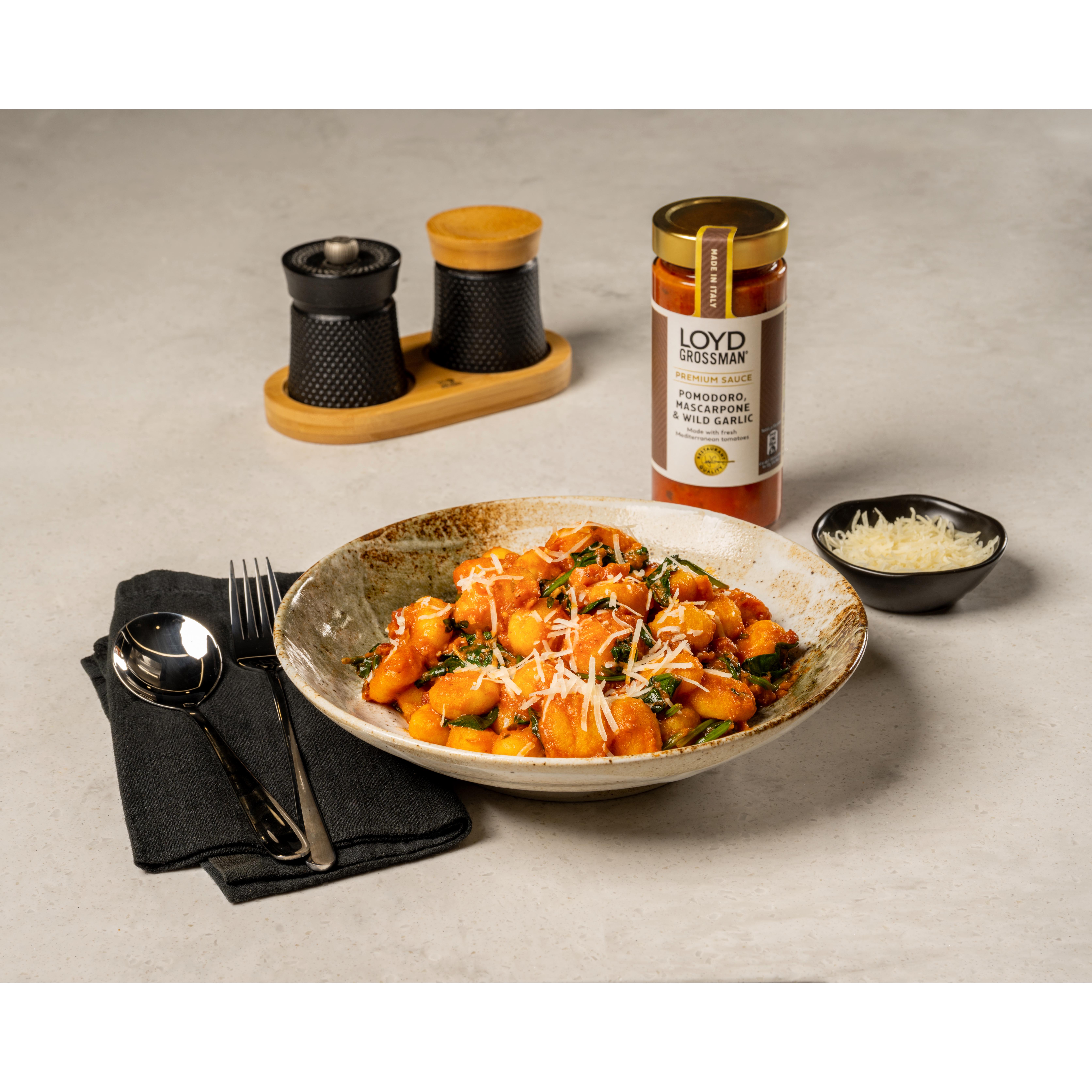 Loyd Grossman Pomodoro, Mascarpone & Wild Garlic Pasta Sauce 290g thumbnail 3