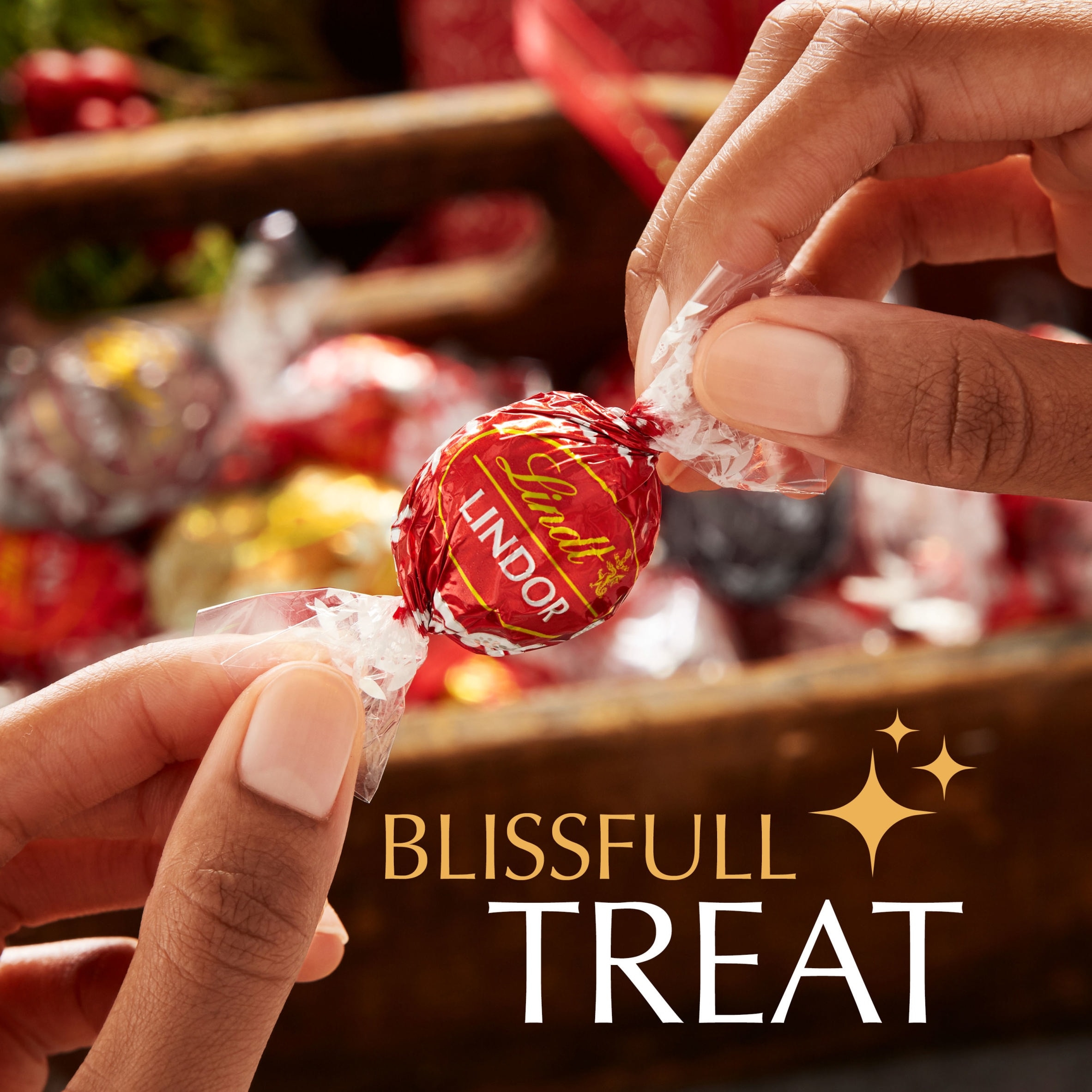 Lindt Lindor Assorted Chocolate Truffles Box 337g thumbnail 5
