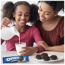 Oreo Vanilla Cookie Chocolate Sandwich Biscuits 154G thumbnail 4