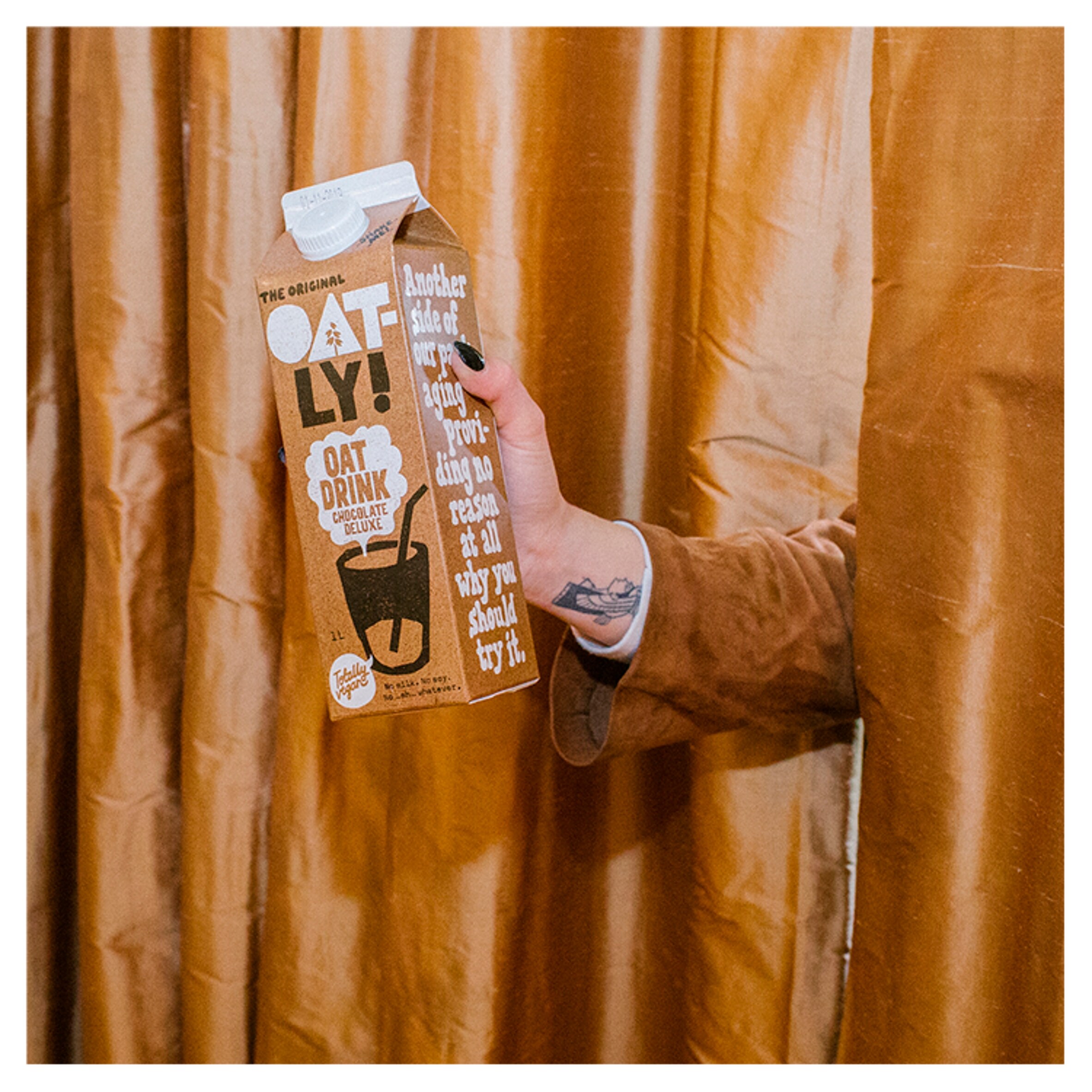 Oatly Oat Drink - Chocolate Deluxe 1L thumbnail 3