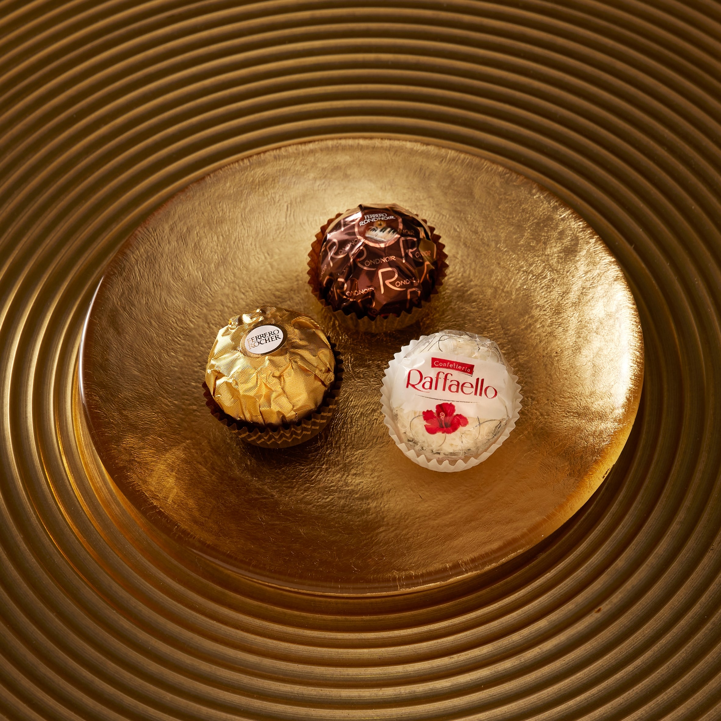 Ferrero Collection Milk Chocolate Egg 240G thumbnail 2