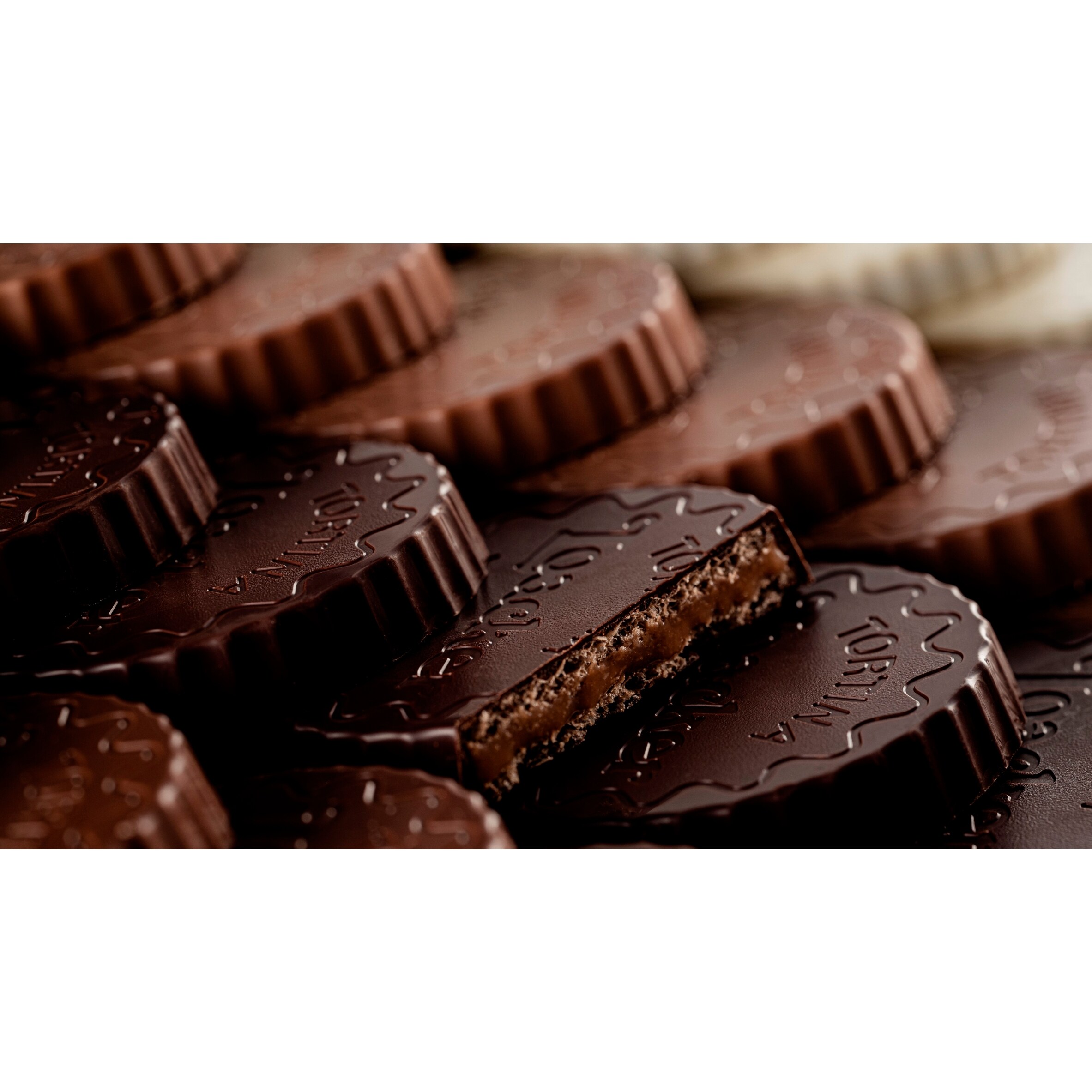 Loacker Tortina Dark Chocolate & Hazelnut Cream Wafer Rounds 6 x 21g thumbnail 3