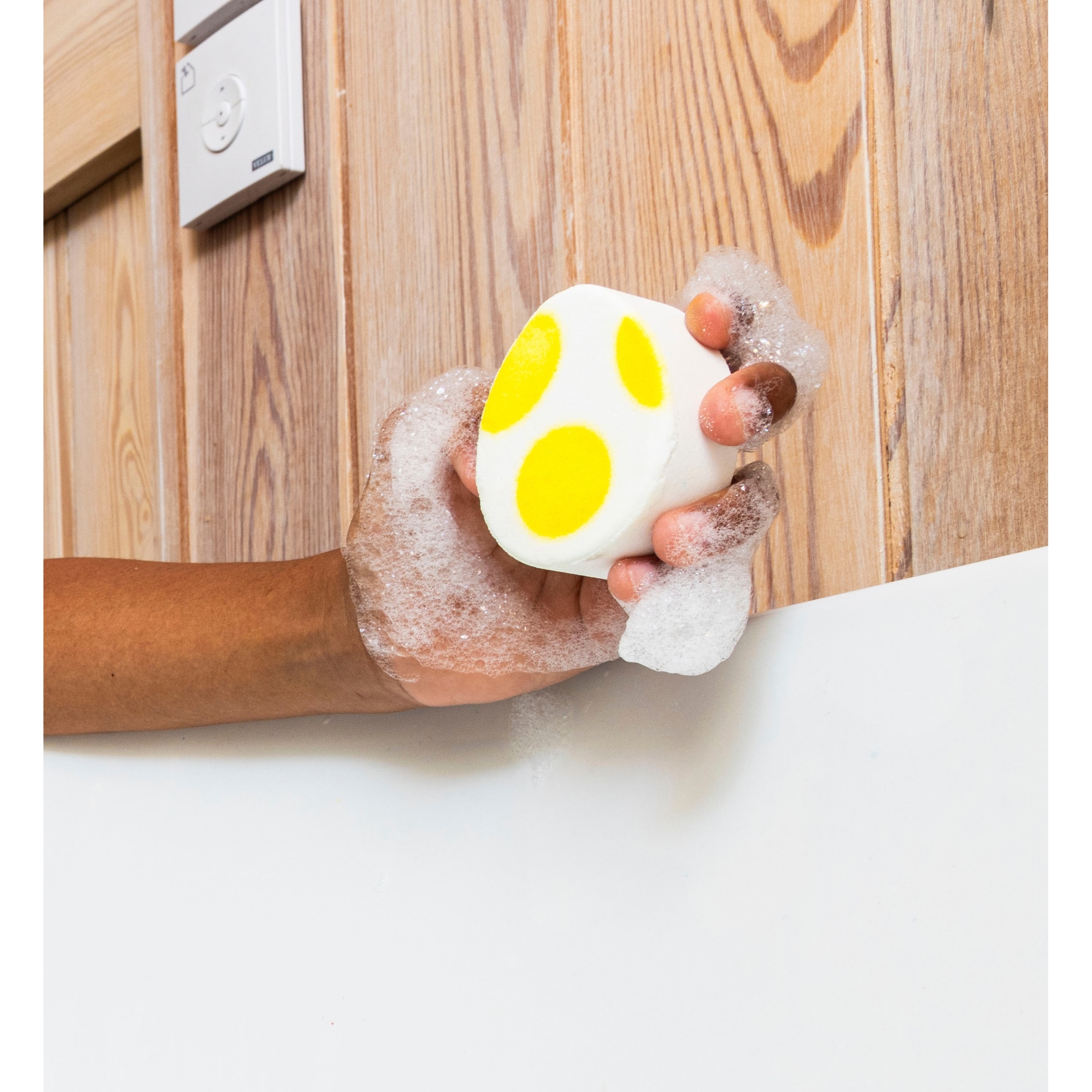 Super Mario yoshi egg bath bomb 150g thumbnail 3