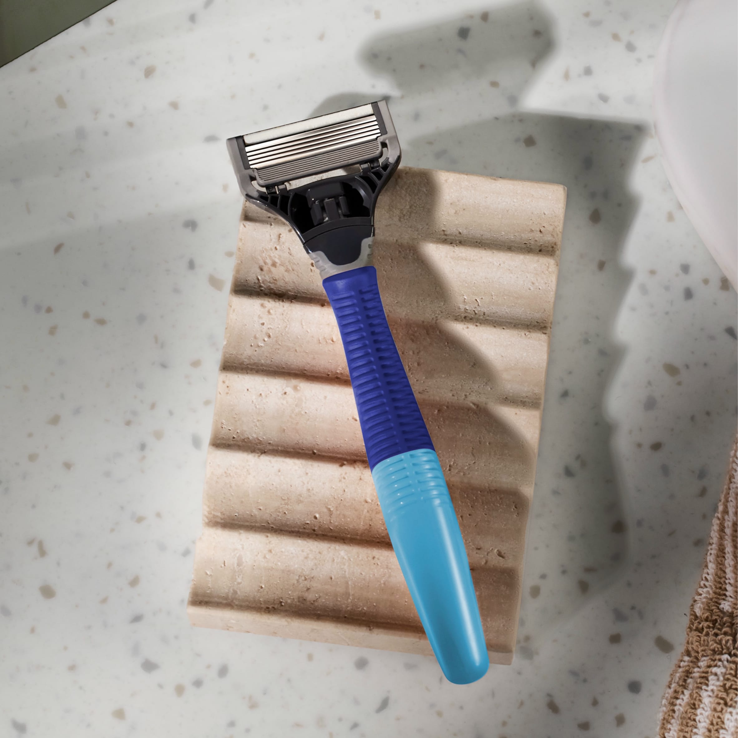 Harry's Razor and 10 Blades Indigo Set thumbnail 5