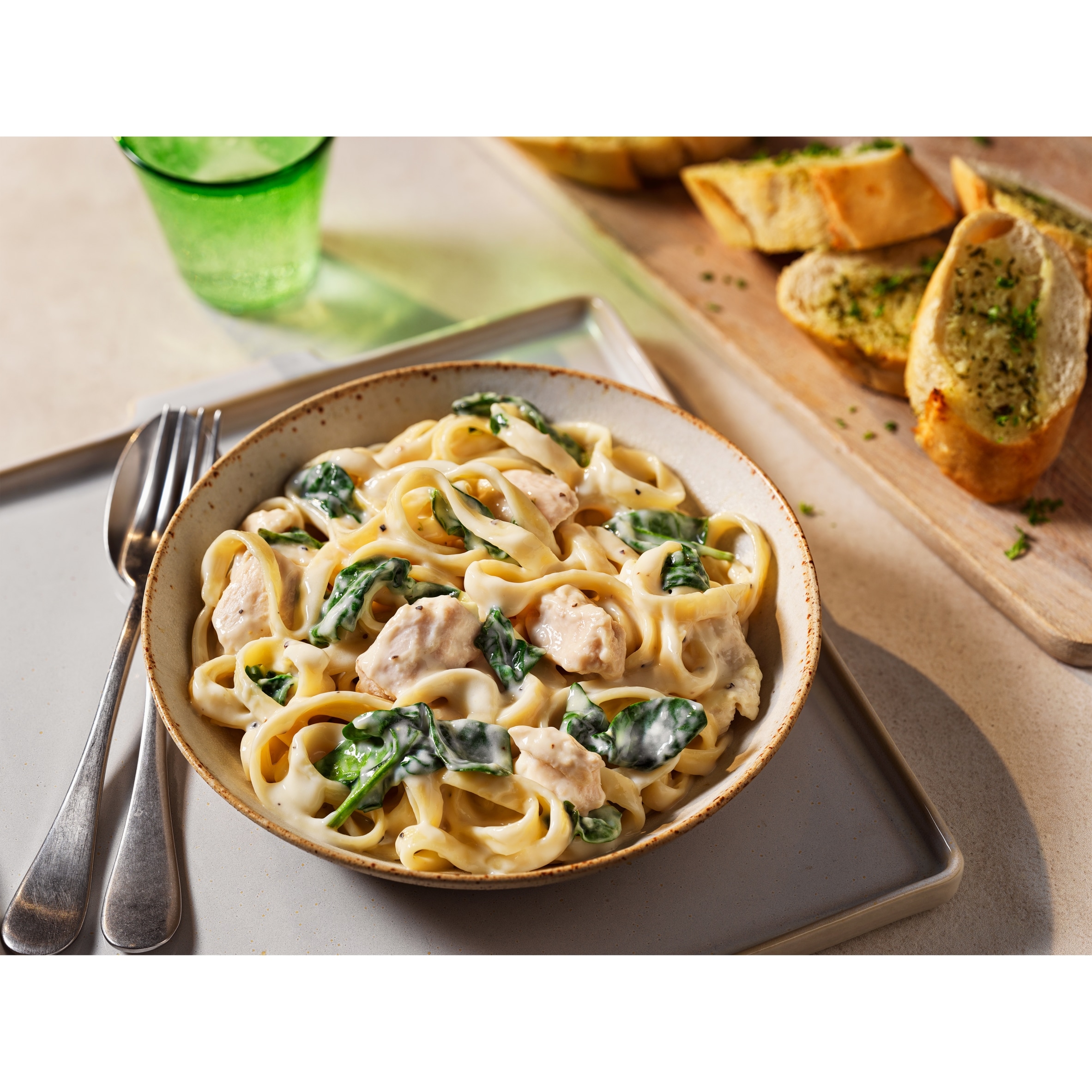 Tesco Chicken Alfredo with tagliatelle 400g thumbnail 2