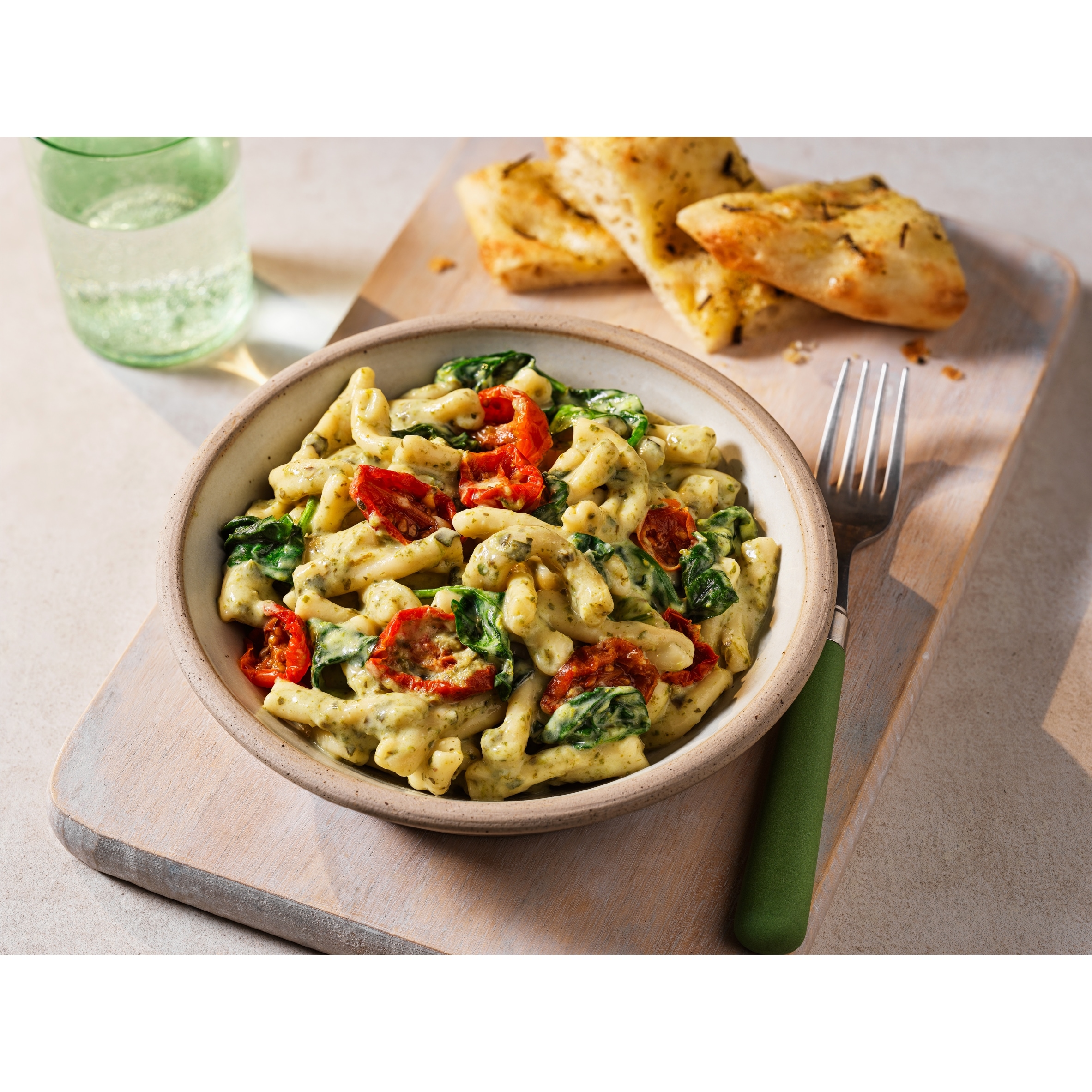 Tesco Pesto Pasta with Casarecce Pasta & SunBlush Cherry Tomatoes 400g thumbnail 2